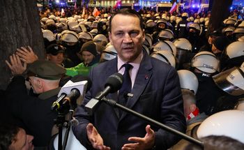 "Populistyczny rząd". Sikorski po angielsku i stanowczo