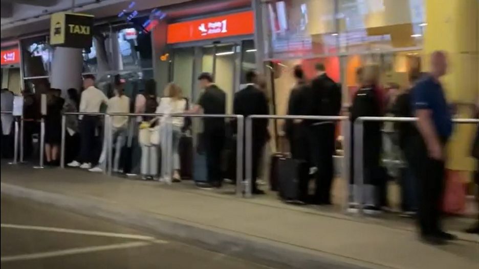 Dziennikarz pokazał, jak wygląda kolejka oczekujących na taksówkę