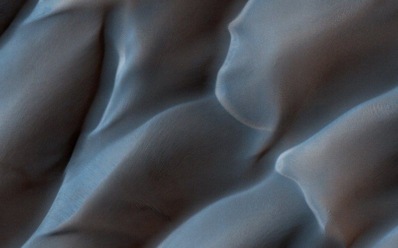 Zbliżenie na wydmy zrobione przez HiRISE Camera