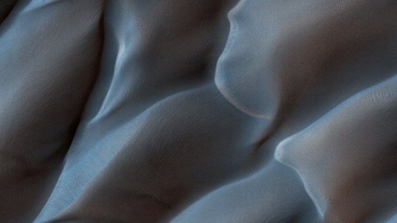 Zbliżenie na wydmy zrobione przez HiRISE Camera