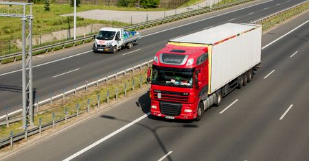 Pijany kierowca ciężarówki zasnął na środku autostrady A4