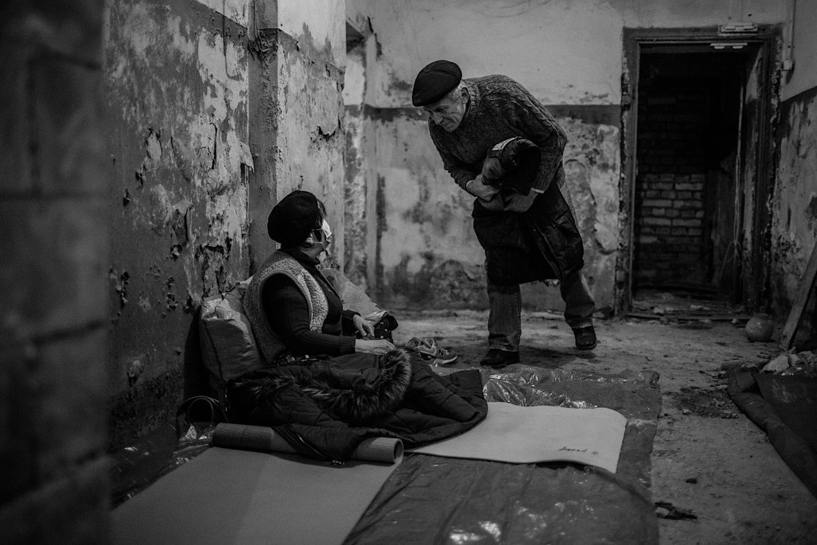 Mieszkańcy kryją się w piwnicach po ogłoszeniu alarmu. Kijów, 27 lutego 2022 roku