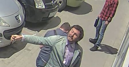 Policja go szuka. "Elegancik" nagrany na parkingu galerii handlowej