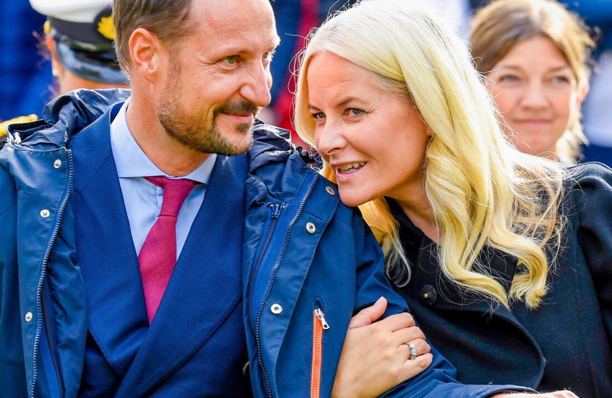 Książę Haakon i księżna Mette-Marit nie mogli oderwać od siebie rąk