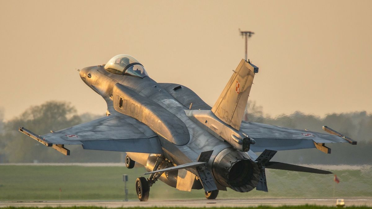 32. Baza Lotnictwa Taktycznego w ?asku
13.04.2016 32 Baza Lotnictwa Taktycznego w Lasku to jedno z miejsc gdzie stacjonuja polskie mysliwce F-16. Piloci trenuja i lataja caly rok patrolujac jednoczesnie polska przestrzen powietrzna , fot. Michal Adamowski/REPORTER
Michal Adamowski/REPORTER