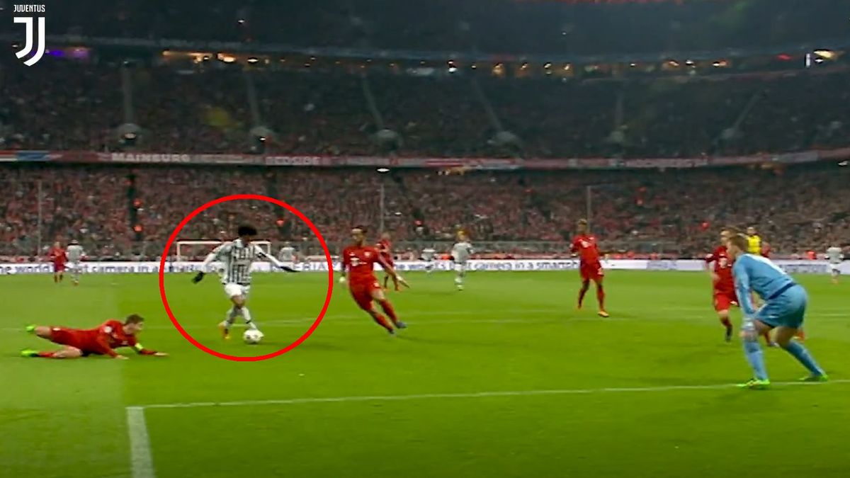 Materiały prasowe / Dugout / Na zdjęciu: Juan Cuadrado strzela gola dla Juventusu w meczu z Bayernem w Monachium (marzec 2016 r.)