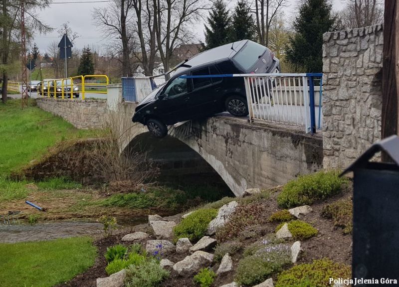 Jelenia Góra. Kierowca wraz z samochodem mógł wpaść do rzeki. Policjant bohaterem