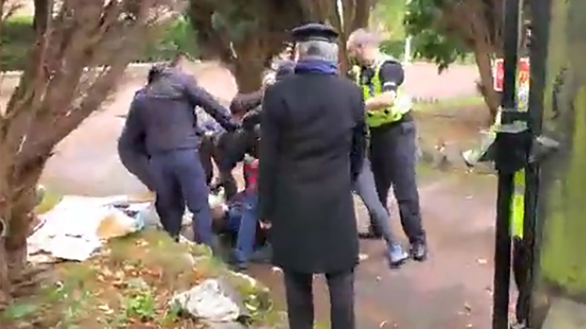 Pracownicy chińskiego konsulatu w Manchesterze pobili jednego z protestujących