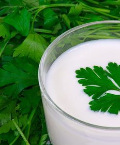 Kefir, maślanka i jogurt - dlaczego warto sięgać po mleczne napoje?