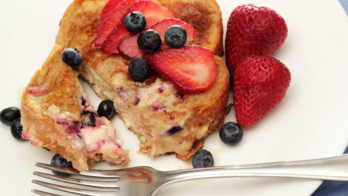 Przepis na tosty francuskie z twarogiem i owocami 