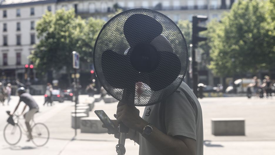 Heatwave hits large parts of France
epa12206668 A man carries a fan during a hot day in Paris, France, 30 June 2025. From 01 July, Paris and the entire Ile-de-France region, as well as 16 other departments, will be under red alert for extreme heatwave conditions, with temperatures expected to reach 36 to 40 degrees Celsius, with peaks of 41 degrees. This red alert level was last triggered in the Ile-de-France region in August 2020.  EPA/TERESA SUAREZ 
Dostawca: PAP/EPA.
TERESA SUAREZ
France, heatwave, heat wave, high temperatures, hot weather, heat, summer, Paris