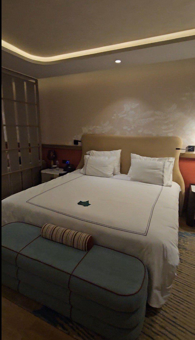 Łóżko w moim hotelowym apartamencie.