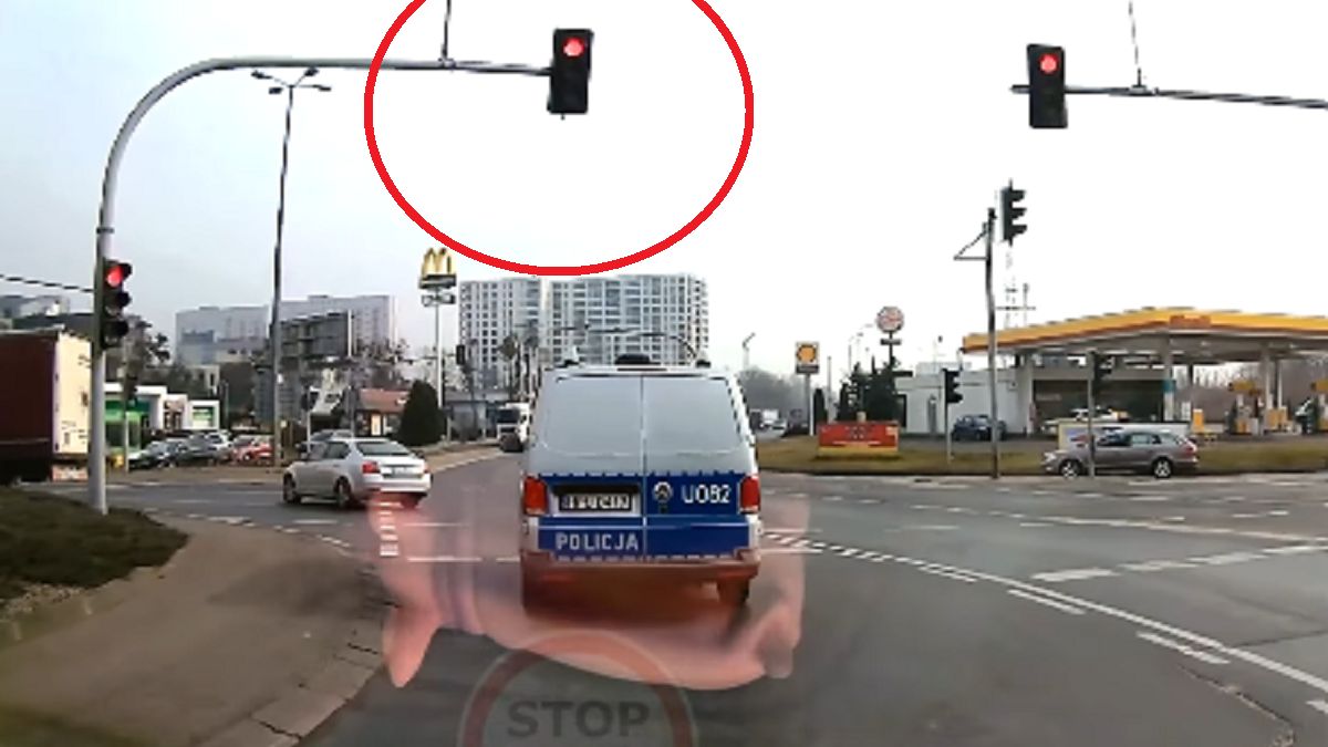 Kierowca radiowozu przejechał na czerwonym.