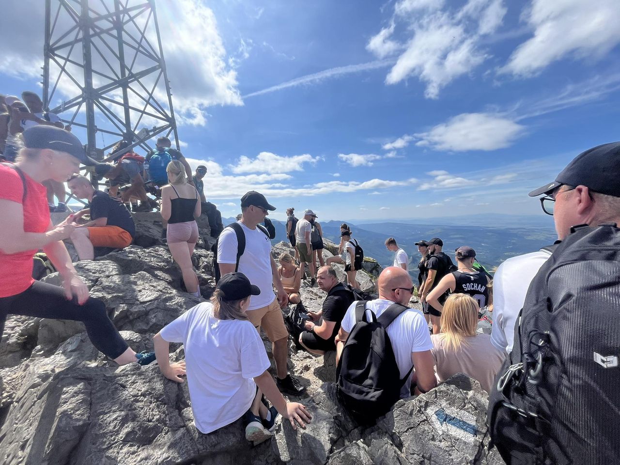 Tatry: Turyści w długiej kolejce na Giewont. Czekali nawet kilkadziesiąt minut na wejście na szczyt