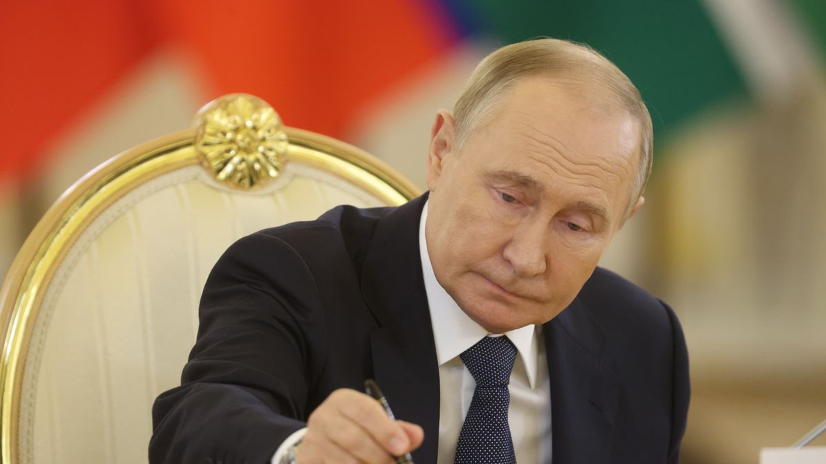 MOSCOW, RUSSIA - OCTOBER 8 (RUSSIA OUT) Russian President Vladimir Putin puts a pencil during the Summit of the Commonwealth of Independent States (CIS), October 8, 2024, in Moscow, Russia. Leaders of ex-Soviet states gathered for an annual summit of CIS. (Photo by Contributor/Getty Images)