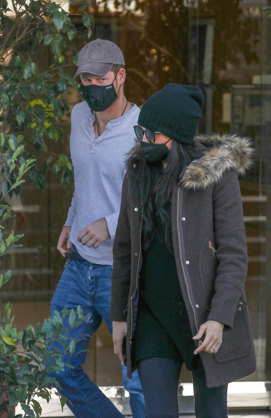 Meghan Markle ukrywająca ciążowy brzuszek