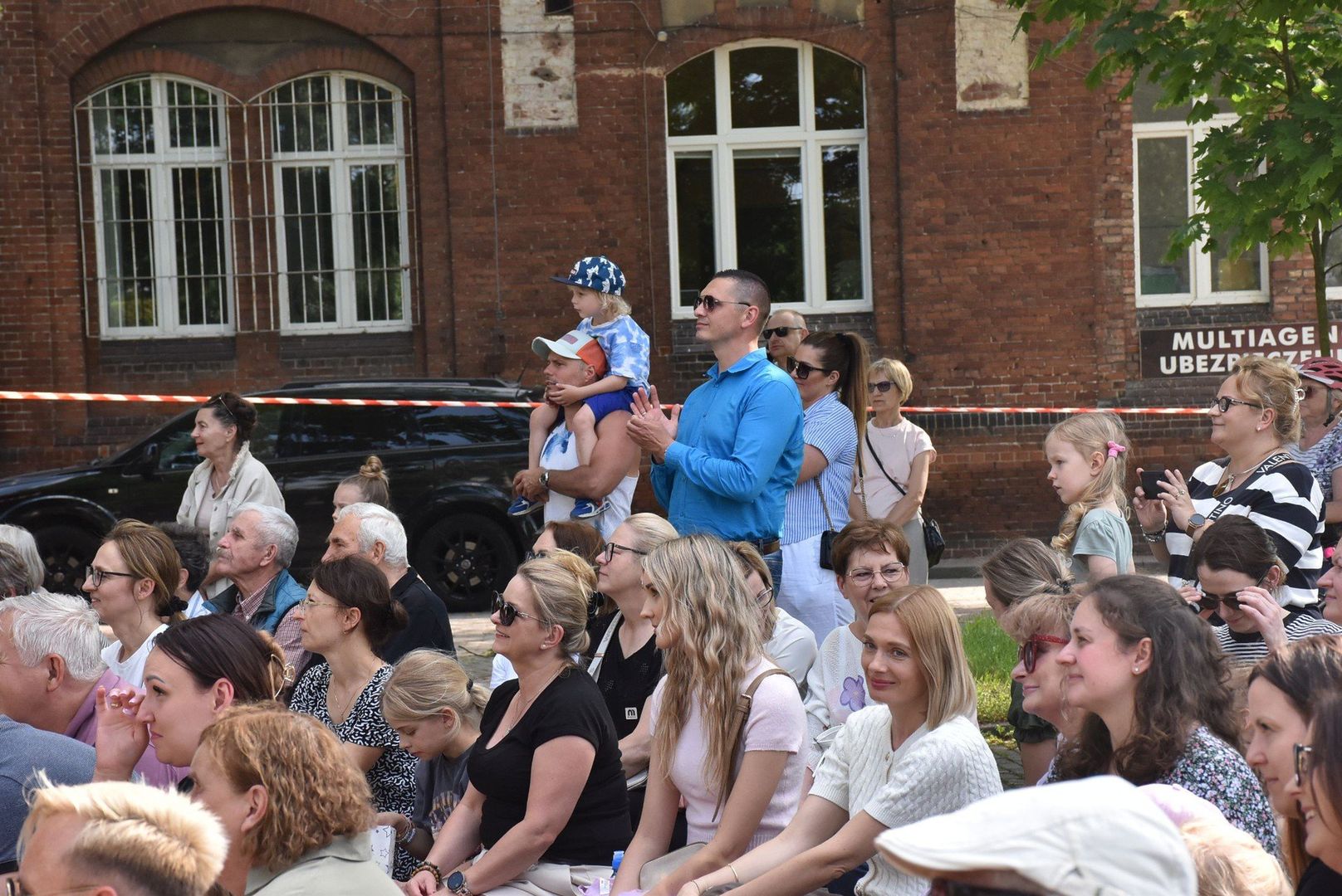 Koncert uczniów przed szkołą muzyczną w Malborku
