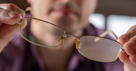 Smaruję okulary i mam spokój całą zimę. Działa lepiej niż sklepowe płyny