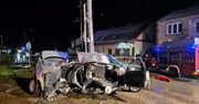 Auto zawinęło się wokół słupa. Nie żyje dwóch 20-latków