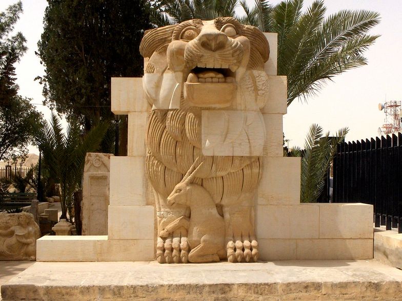 Kamienny lew z Palmiry, wysadzony w 2015 roku przez dżihadystów