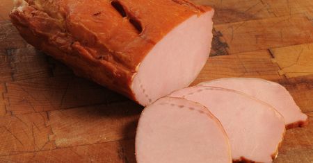 Kanadyjski boczek wieprzowy smażony na patelni
