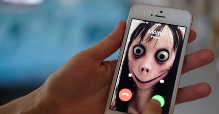 Uwaga na wyzwania lalki Momo. Rozmowa na WhatsAppie prowadzi do kradzieży danych