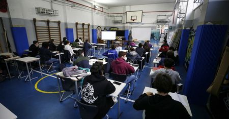 Włosi chcą wysłać dzieci do szkoły podczas wakacji. Są dwa powody
