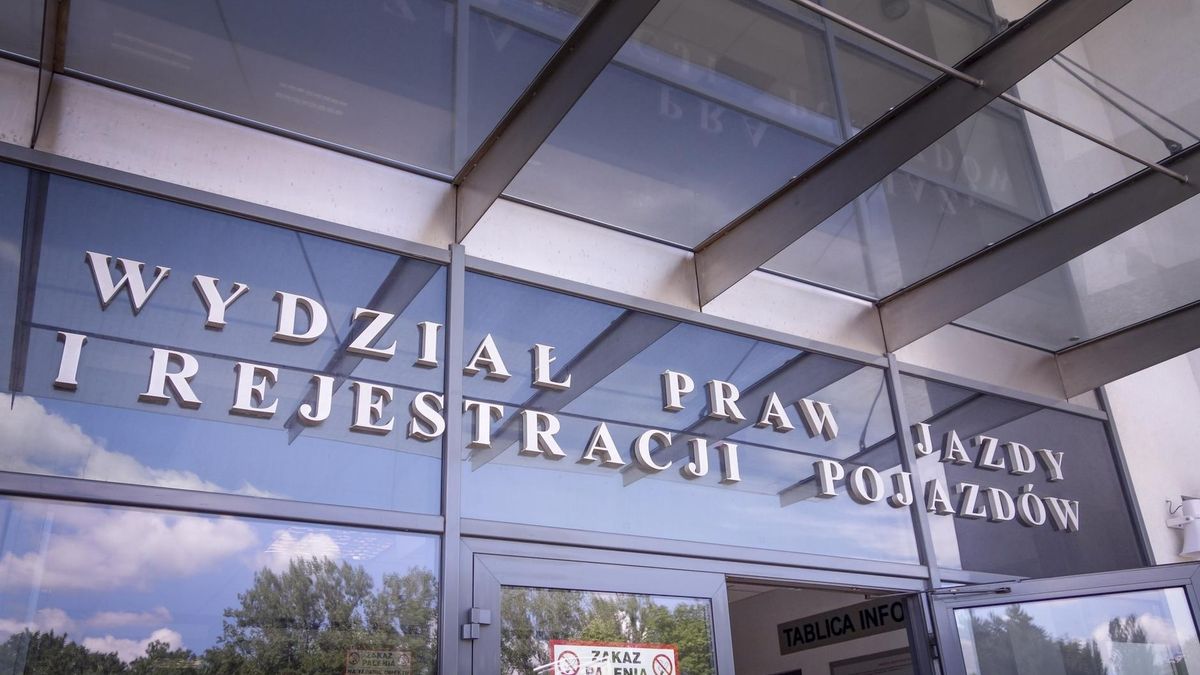 - Jedną rzecz naprawią, drugą zepsują - mówią urzędnicy wydziałów komunikacji.