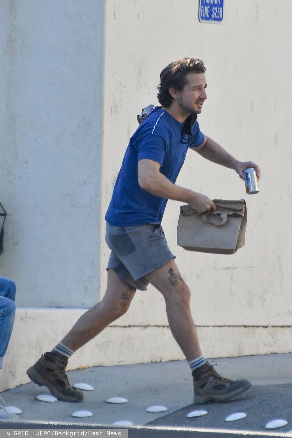 Shia LaBeouf i Margaret Qualley spacerują w kalifornijskim słońcu