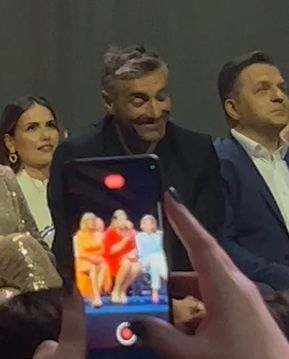 Maciej Dowbor stroi miny podczas przemówienia Elżbiety Romanowskiej