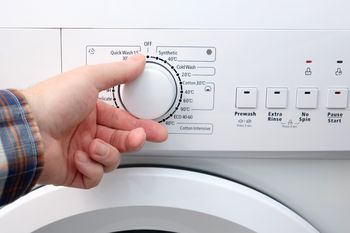 Polacy ustawiają ten program w pralce. To dlatego płacą więcej