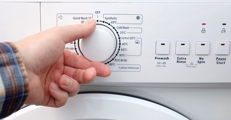 Polacy ustawiają ten program w pralce. To dlatego płacą więcej