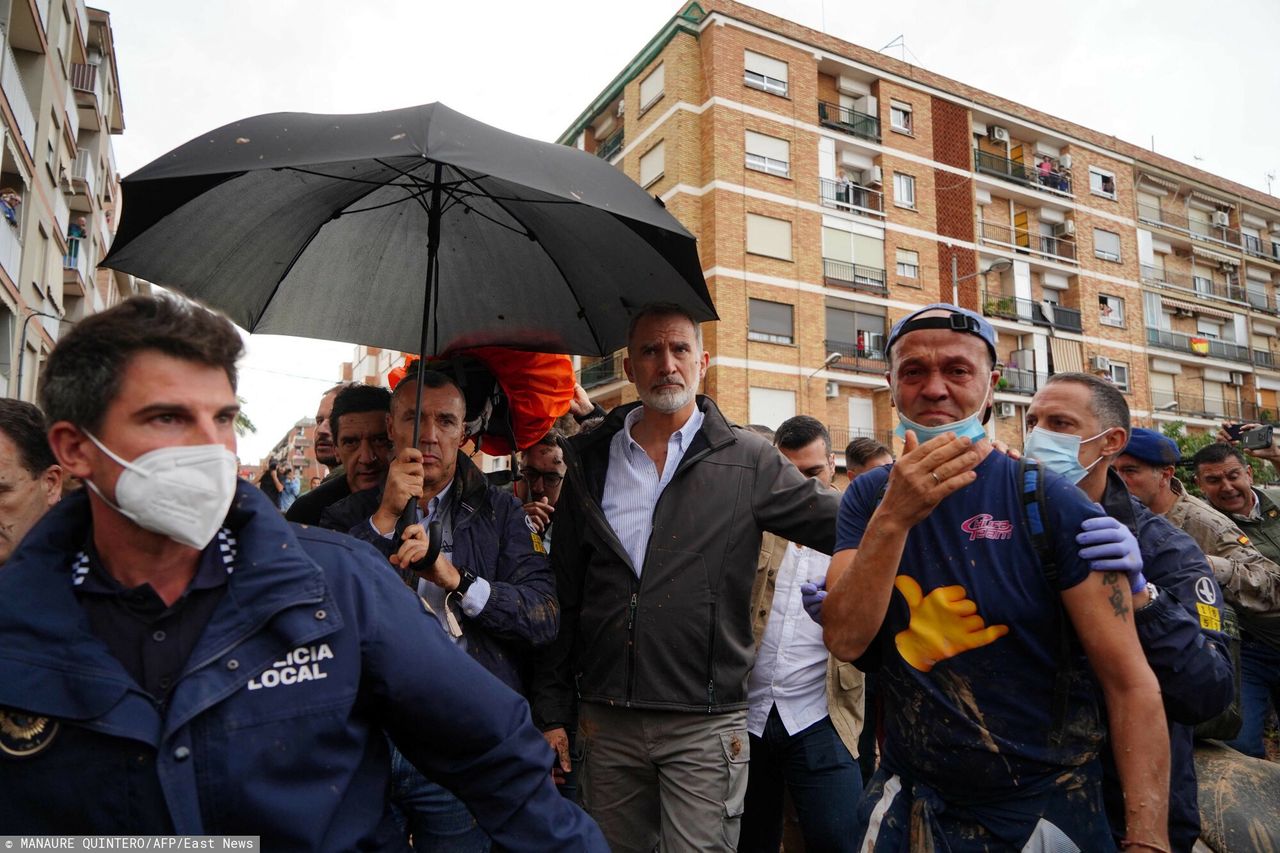 Spanish royals pelted with mud by flood victims