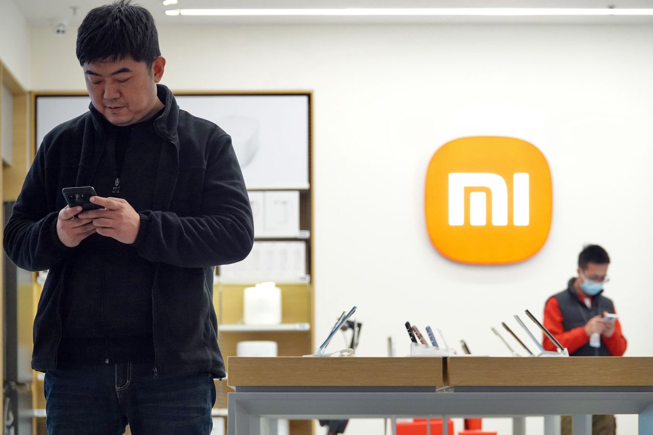 YANTAI, CHINA - FEBRUARY 02 2022: A man checks a smartphone at a store of Xiaomi products in Yantai in east Chinas Shandong province Wednesday, Feb. 02, 2022. Xiaomi sold 50.5 million smartphones in China in 2021, a 27% growth. (Photo credit should read TANG KE/Future Publishing via Getty Images)