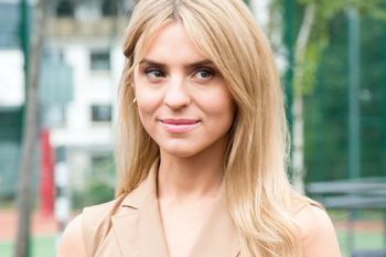 Wszystkie it-girls stawiają jesienią na klasykę. Kasia Tusk po mistrzowsku wystylizowała czekoladowe oficerki