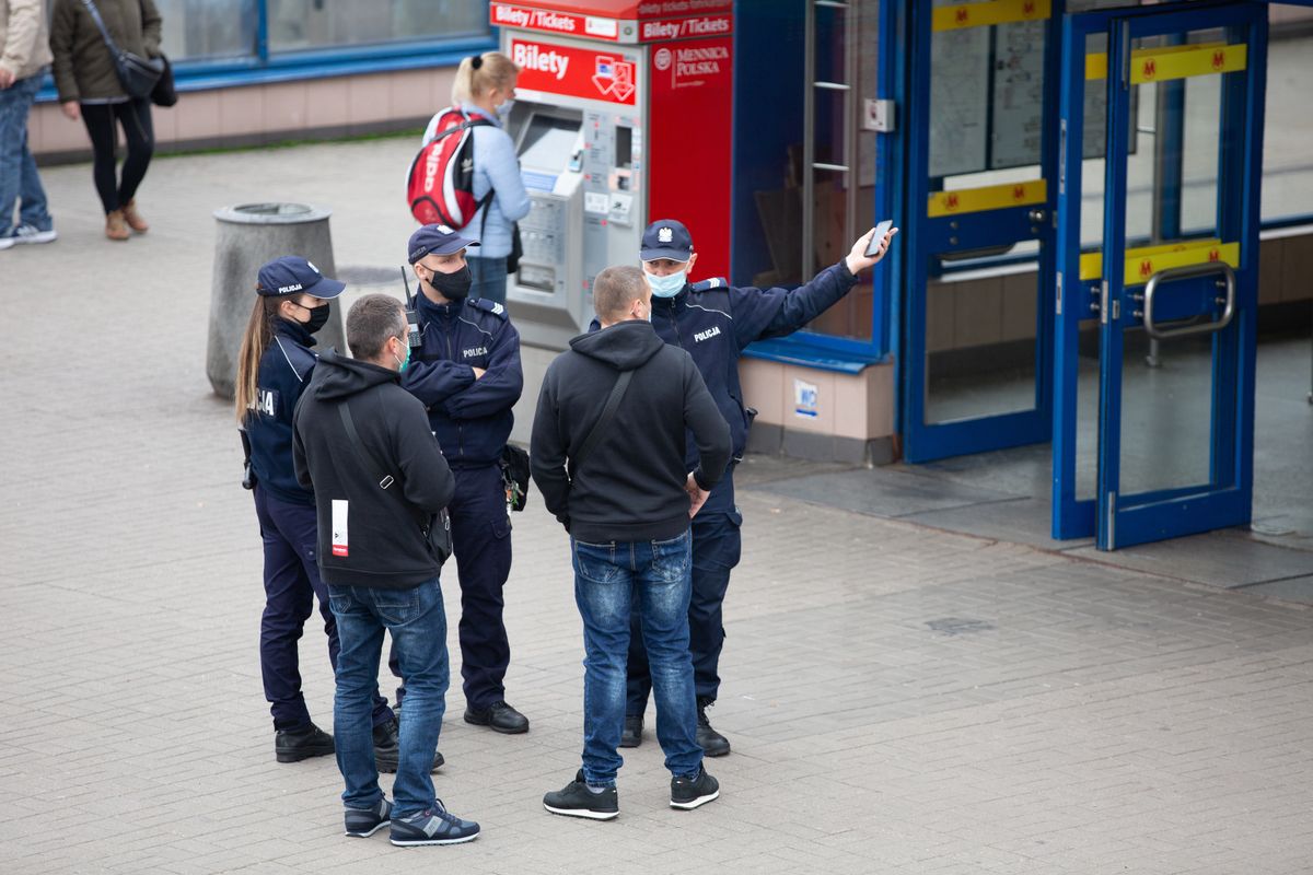 Policja będzie decydować o tym, komu wystawi mandat za przemieszczanie się po 19 w sylwestra.