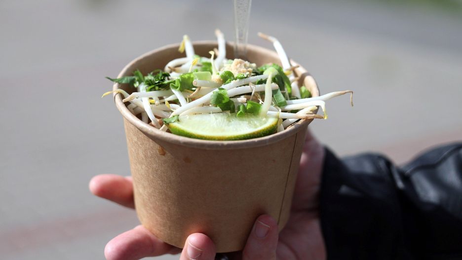 Pad thai, hot dog, a może chrrrrupiące churrosy? Foodtrucki zameldowały się na weekend pod Areną Lublin
