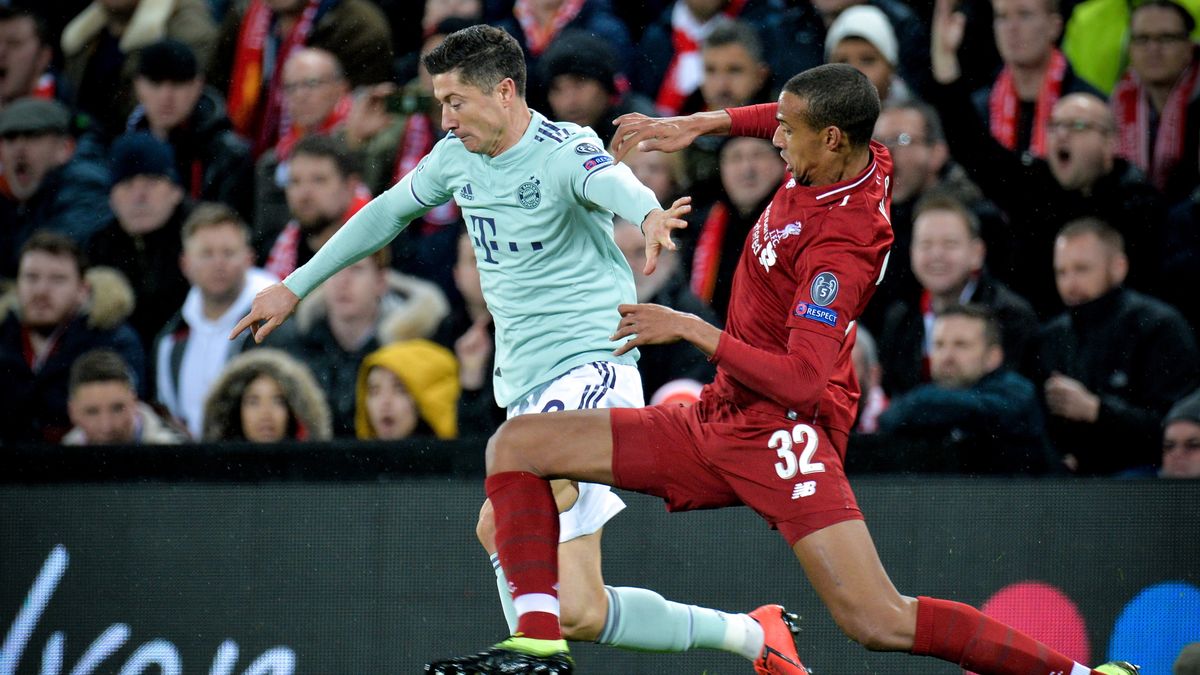 Joel Matip (z prawej) i Robert Lewandowski (z lewej)