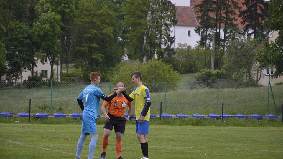 Zdjęcie okładkowe artykułu: Facebook / KS Pojezierze Prostki / 16-letni Sebastian Ocimek (po prawej) doznał poważnego urazu podczas meczu A-Klasy
