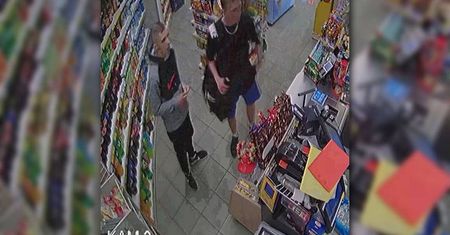 Jeden zajął ekspedientkę, drugi w tym czasie kradł papierosy. Rozpoznajesz ich? [WIDEO]