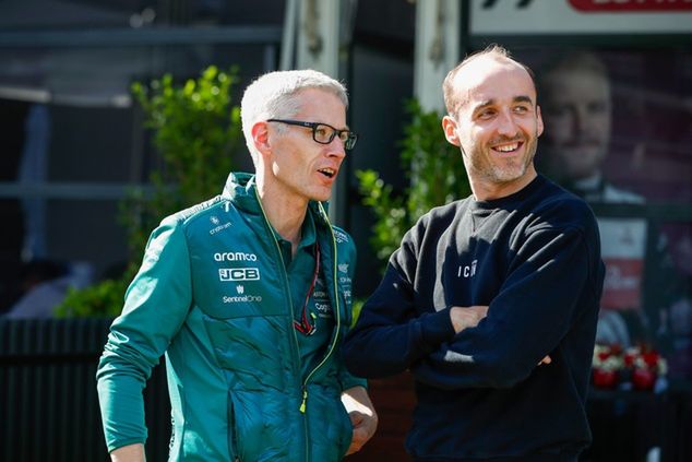 Mike Krack (po lewej) w rozmowie z Robertem Kubicą