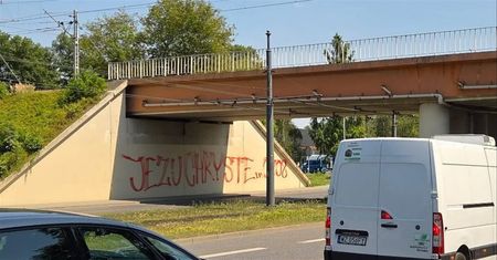 "Jezu Chryste". Seria napisów w polskim mieście