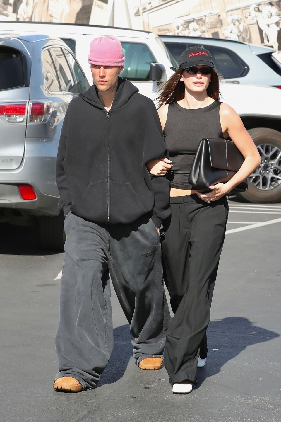 Bieberowie maszerują pod rękę do restauracji