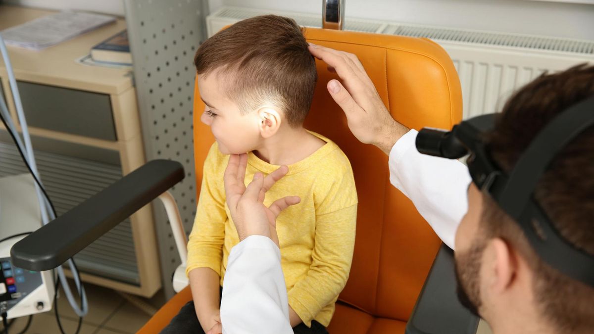 Chłopiec słyszał dziwne dźwięki. W uchu dziecka znaleziono kleszcza