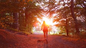 Polacy dbają o formę w pandemii. Z tym smartfonem i słuchawkami może to być przyjemniejsze