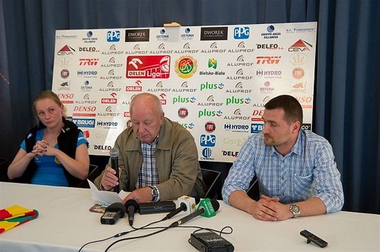 Prezes Ryszard Bortliczek (w środku) z uśmiechem przyznał, że w Bielsku-Białej każdy inny wynik niż mistrzostwo Polski jest uznawane za porażkę (foto: BKS Aluprof)