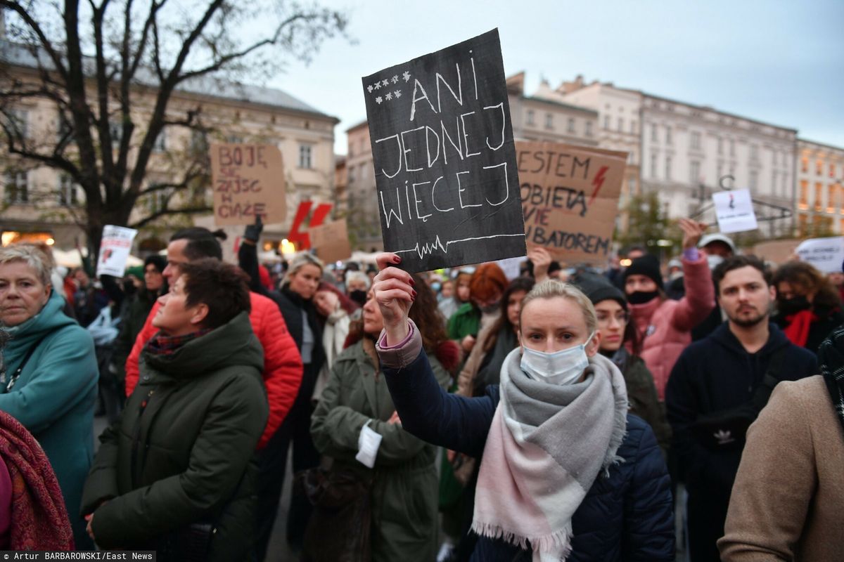 Śmierć Izabeli z Pszczyny. Prokuratura częściowo umarza śledztwo. Na zdjęciu protest w Krakowie w listopadzie 2021 roku