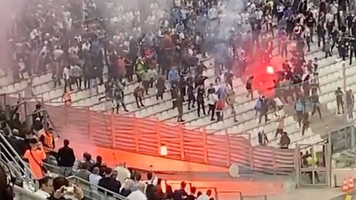 Rzucanie racami podczas meczu Olympique Marsylia - Galatasaray