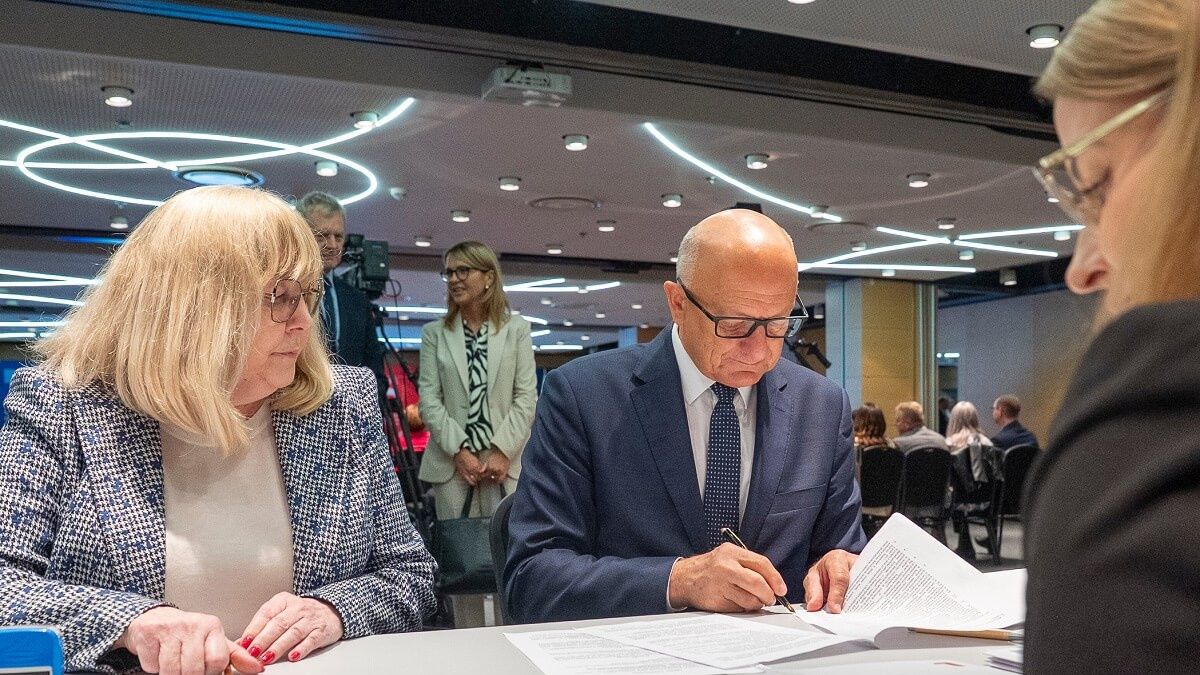 Podpisanie umowy o partnerstwie na usuwanie azbestu