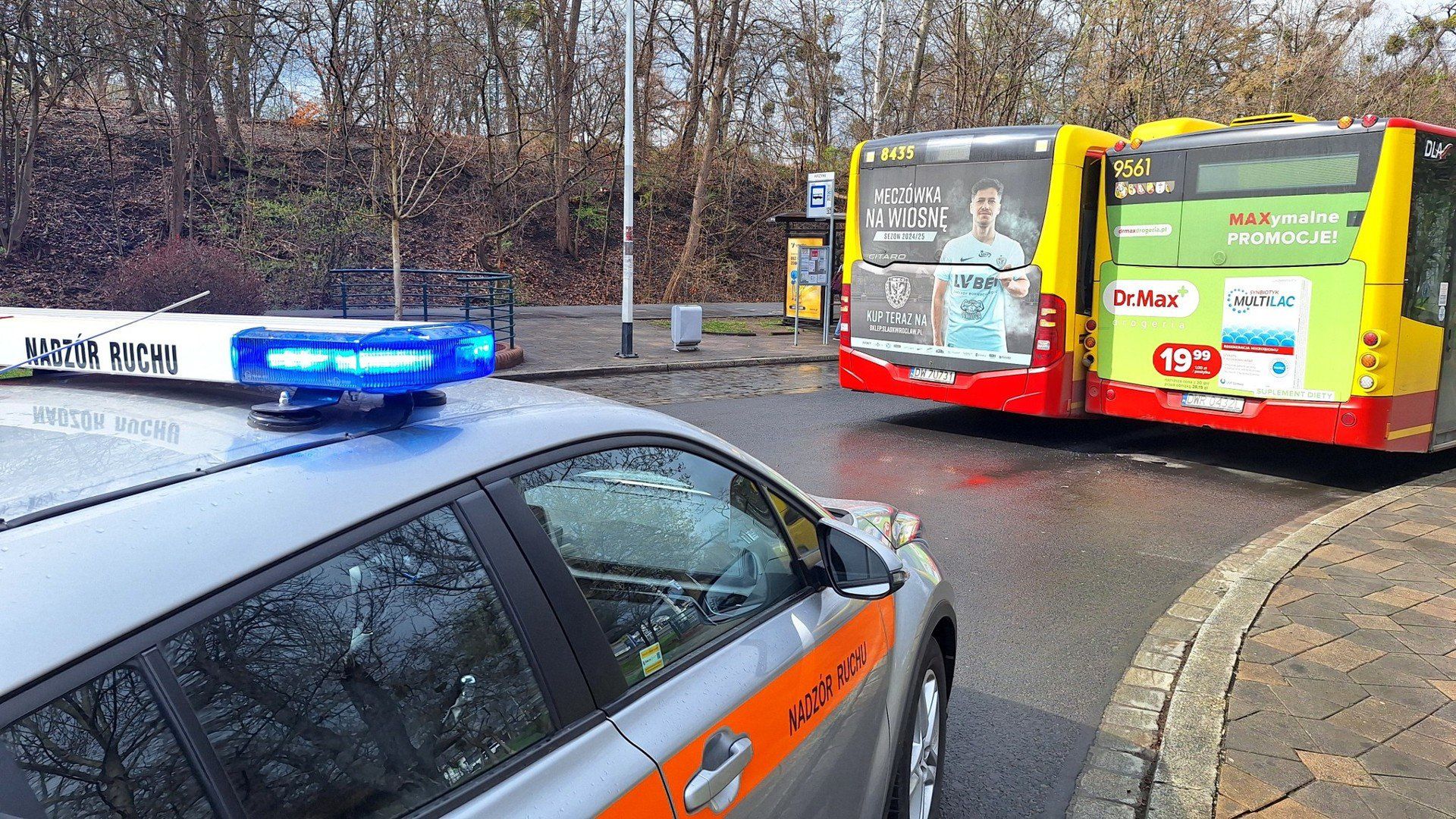 Z pętli korzystają 4 linie tramwajowe oraz kilkanaście autobusowych, w tym z gminy Kobierzyce i gminy Żórawina.